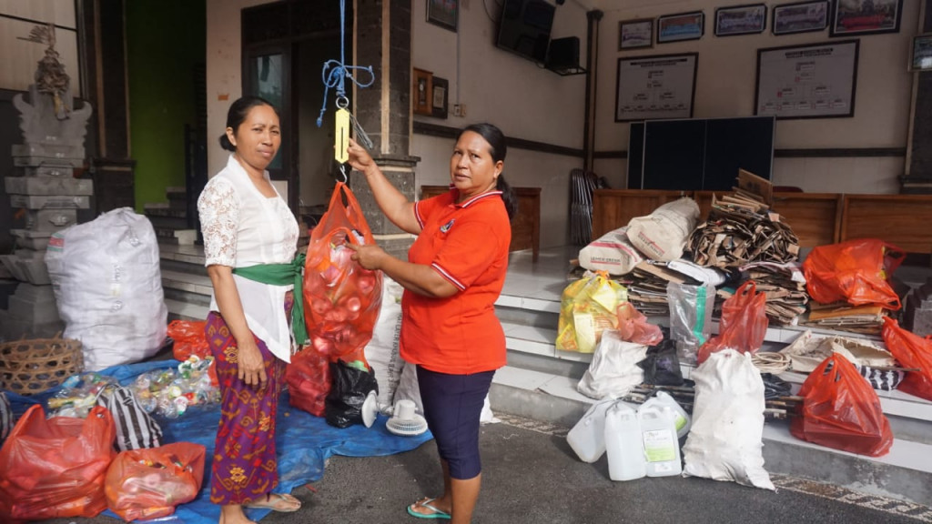 Pengelolaan sampah melalui Bank Sampah bersama “Mangu Srikandi “Desa kekeran